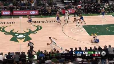 [Highlight] The Warriors all stand behind the 3-pt line giving Steph an open lane, but the Bucks defense forces a turnover