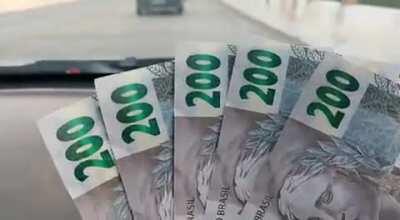 Brazil has issued a new bank bill worth 200 reais (a little under 40 dollars), featuring the mane wolf; someone was showing off and... Apparently, he won't have any money left...