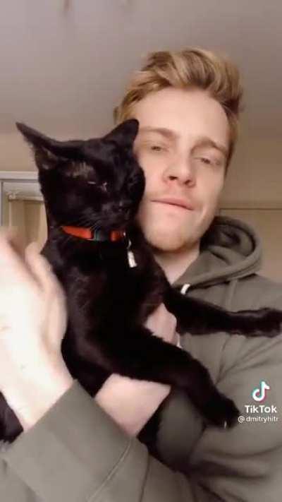 This cat has amazing vocals, somebody sign him😸