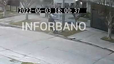 Un Policía de la Ciudad defendió a una mujer de un robo y baleó en la cara a un motochorro