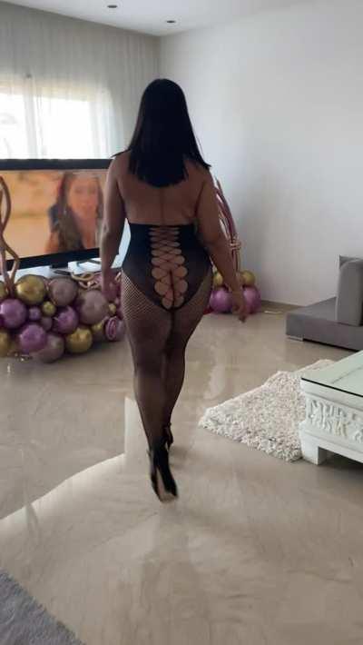 Do we like phatass walking mom ? F40