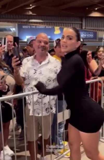 Quien fuera esa mano🥵…muy discreto el Don😅