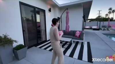 she know everyone's looking at it