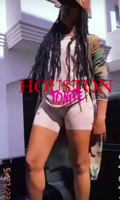 Look at that thick pussy 🥵🥵