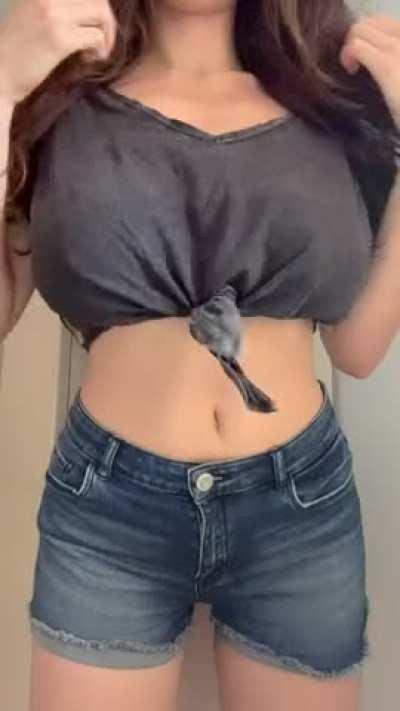 What a beautiful titty drop!