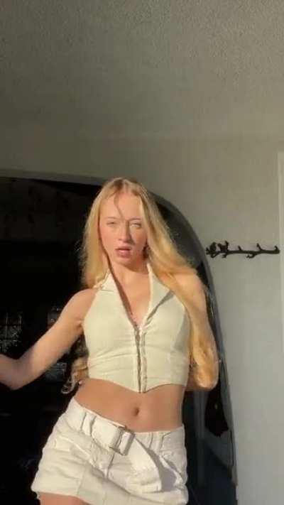 Shaking her body 👅