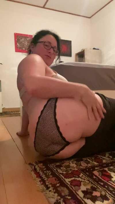 Would you eat my ass from behind if I asked nicely?