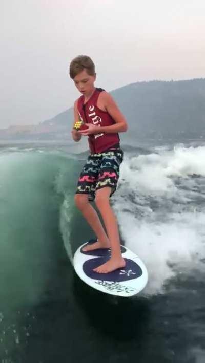 Surfer simultaneously solves a Rubik's cube in just 23 seconds