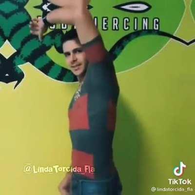 O cara tatuou a peita do flamengo '-'