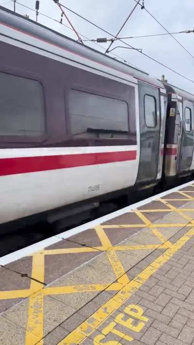 LNER Intercity 225 flypast @ Newark North Gate