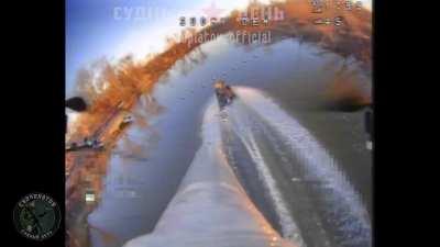 Ru pov: FPV drone hits Ukrainian inflatable boat with soldiers on top. 