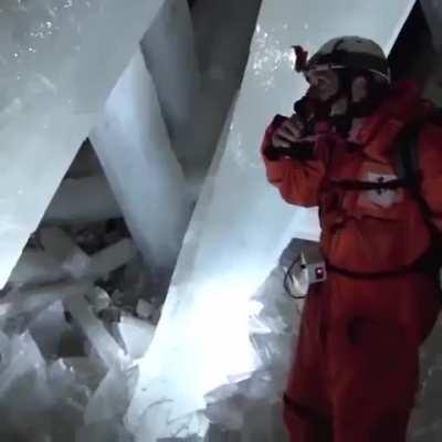 🔥 Cave of Crystals beneath Mexico's Sierra de Naica Mountain.