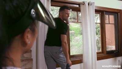 La jardinera disfruto a mi novio y no me di cuenta. The gardener enjoyed my boyfriend and I didn't realize