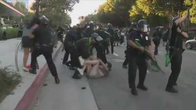 Crowd tries to stop arrest doesn't go as planned - Los Angeles
