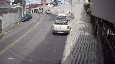 Thieves try to rob family in Brazil, but the guy is an off-duty cop.