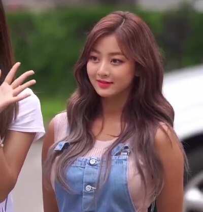 Drop dead gorgeous Jihyo