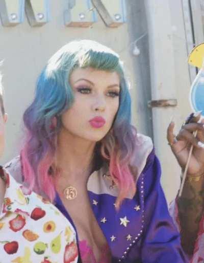 I love her cleavage 😍