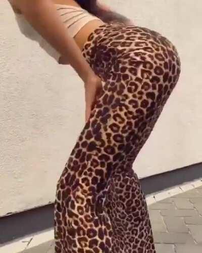 Leopard print twerk