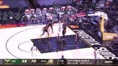 [Highlight] Giannis lays it in for his 13th point in 6 minutes