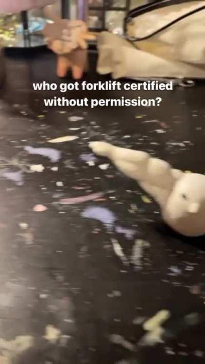 WHO IS IT?? SOMEONE TELL ME!!