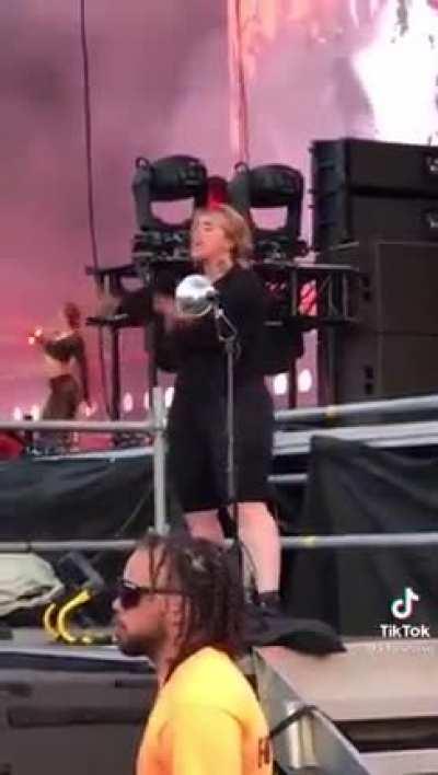 Kelly Kurdi, ASL interpreter, performs ‘WAP’ At Lollapalooza