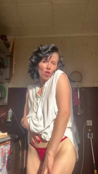 Would you fuck a grandma like me