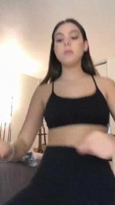 It's been a while since we had some bouncy Kira Kosarin action in this sub-red.