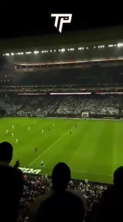 Torcida do Corinthians comemora título da Libertadores Feminina durante jogo do time masculino