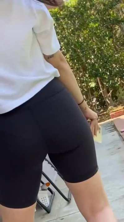 Selena Gomez shaking booty