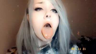 drooly moaning ahegao 🥵 I think it would look better painted with cum