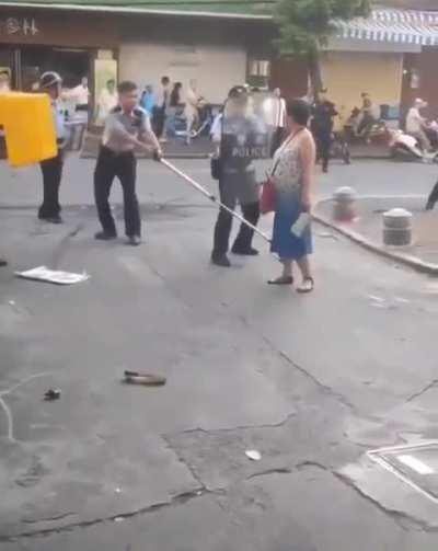 The difference between Chinese and Western policing. In the US, this woman would’ve no doubt been shot dead 