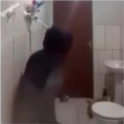 When you and your cat are afraid of the same mouse