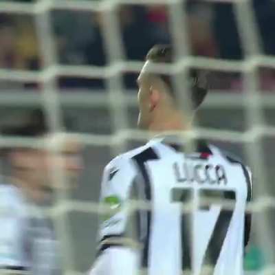 Penalty for Udinese, Lorenzo Lucca takes the ball. Florian Thauvin and other players remind the Italian that the Frenchman is the designated taker. The referee himself has to remove Thauvin from the penalty spot. Lucca doesn't want to know and strikes. He