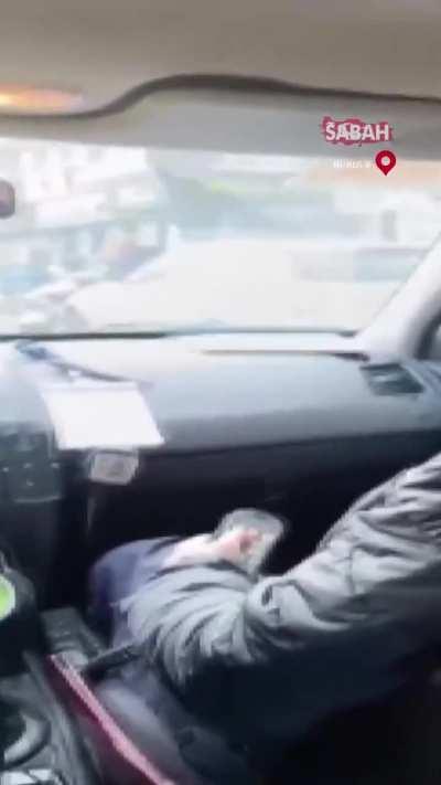 Burdur'da trafik ekibinde g&ouml;revli polis memuru İsmail Ko&ccedil;ak, engelli Ahmet Başpınar'ı 24. doğum g&uuml;n&uuml;nde ekip otosu ile gezdirdi.