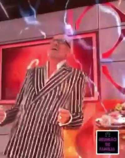 Goucha transforma-se em super-guerreiro em direto.