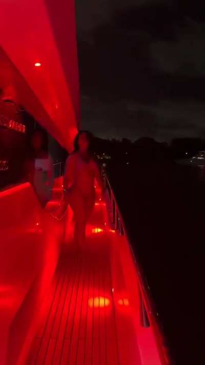 🛥️🍑