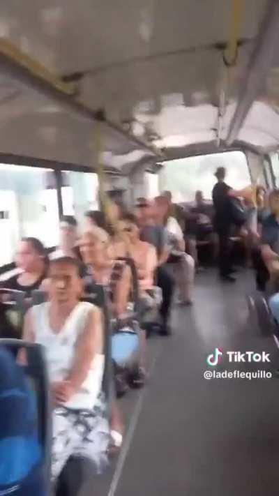 Militante Kirchnerista a los gritos en un colectivo exigiendo que le paguen el viaje porque ahora todos tienen libertad.