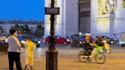 She never actually looked at the Arc de Triomphe.
