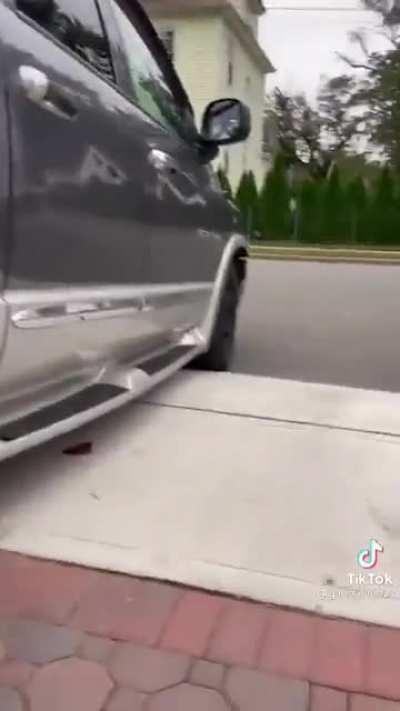 Racist Karen harasses a Hispanic contractor and demands that he sPeAk aMeRicAn