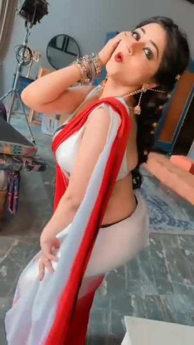 Reema Worah slutty expressions and hip grinding in saree