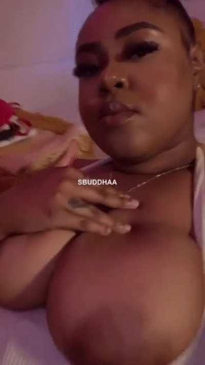 Happy Titty Tuesday ! 💗