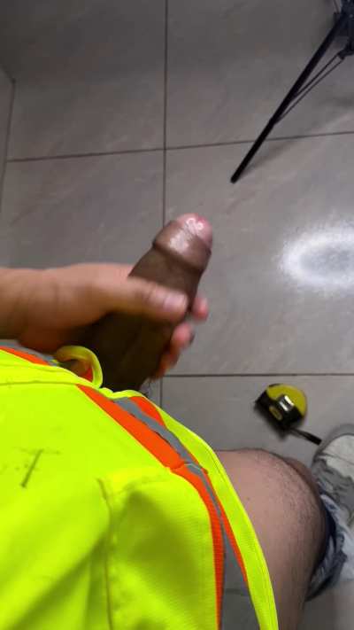 Anyone down to let this handyman fuck their throat or ass 🦺🍆