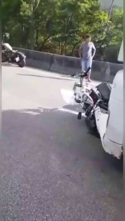 Truck hits a motorcycle that gets stuck to the vehicle's fairing. The driver refuses to stop and drags the motorcyclist for several kilometers before being blocked by other drivers that beat him and handed him over to the police. Thankfully, the motorcycl