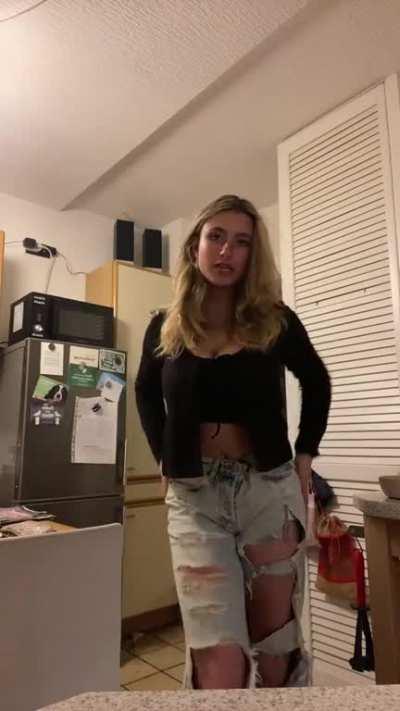 Her last tiktok, this was BEFORE BR and yet she looks so small, now after BR I find her boring :(. It feels like it all started with the first tattoo... ruined her body pretty fast, it took only a year or so 😥