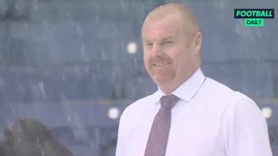 [Football Daily] Sean Dyche admiring the snowy Turf Moor pitch in just a white shirt