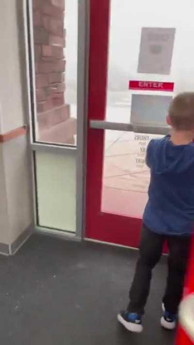 Panic at Chuck E. Cheese in Colorado: Families flee as wildfire approaches... in December!