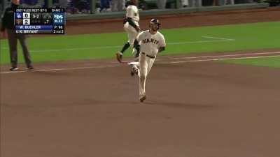 [Highlight] Kris Bryant makes it 3-0 Giants with a solo home run to left field!