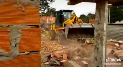 Así erradican las usurpaciones en Pinamar. ( Video expropiado de Twitter anteriormente expropiado de tiktok)