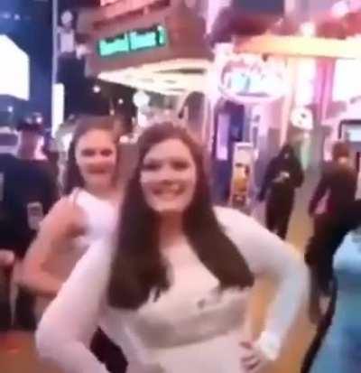 Eu xingaria alguém em outro país, eu admito