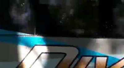 [Ahora] Hinchas de Newell's reciben con piedras y botellas al micro de Rosario Central 🤗